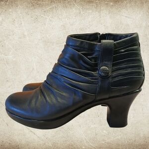 Dansko Black Soft Leather Ankle Ruched Boots, Buffy, Size 7.5M Side Zip